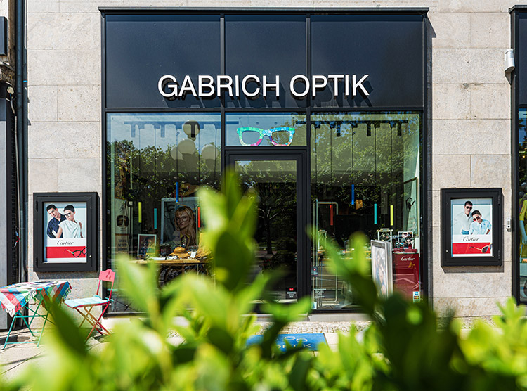 Straßenfront mit Schaufenster von Gabrich Optik Wiesbaden